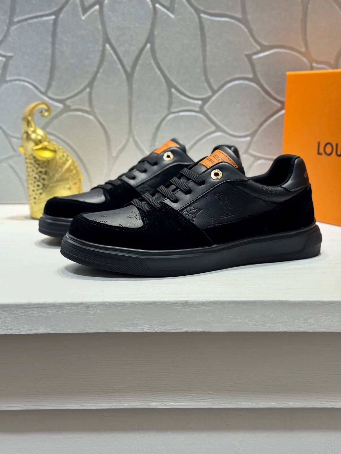 Men's shoes 💰400 [New model] 🌂🌂Top original order - Louis Vuitton®️ Trendy and fashionable yet low-key men's casual shoes, LV cowhide embossed upper, comfortable and breathable, mesh lining, original rubber outsole, 2 colors available ~ a must-have for stylish men. Size: 38-44 (45 customized